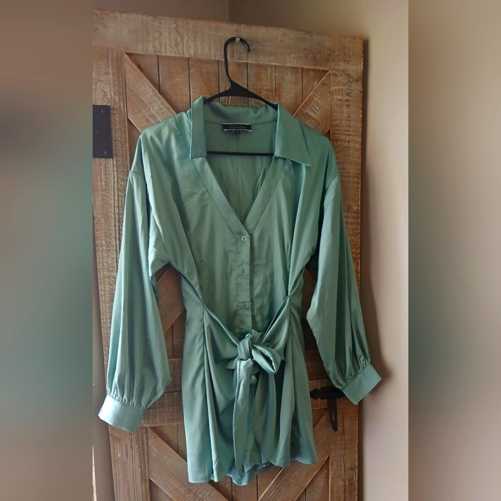 Green Women's Top with Tie Detail ( Worn Once)
